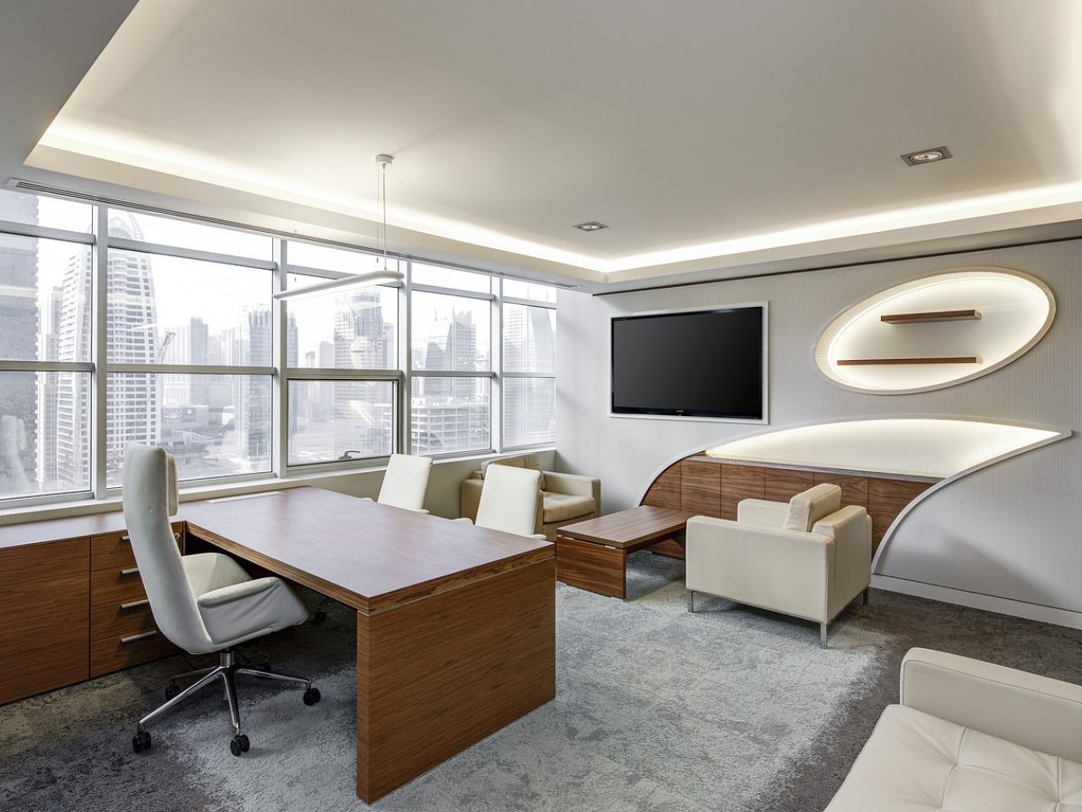 美剧天天堂编辑在安静的木质书桌前整理美剧分季资料与播出日历，暖色台灯照亮摊开的笔记，窗外是傍晚城市灯火，整体氛围专注而温和
