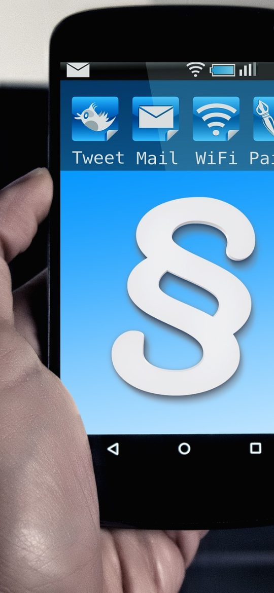 美剧天天堂 App 筛选器界面截图，年份与类型条件以胶囊标签形式横向排列，下方实时显示筛选结果数量，配色是墨绿底配金棕高亮，看上去条理清晰